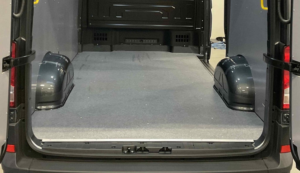 Vloer 9mm berken antislip, rondom afgekit en voorzien van ingefreesde instapstrippen. (S08).