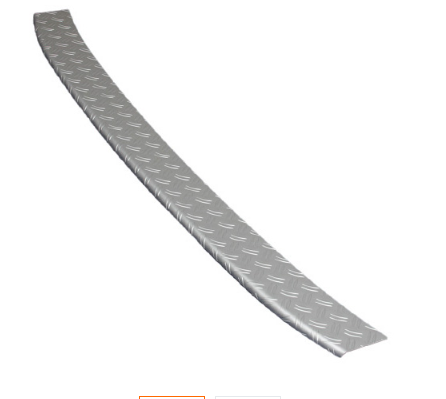 Bumperplaat aluminium blank geanodiseerd met traanplaatmotief (incl. montage).                     