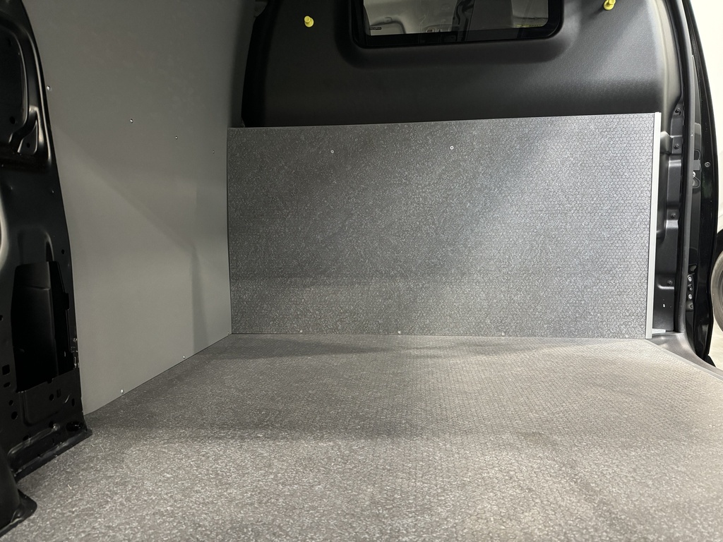 Halfhoog kopschot van 18mm grijs betonplex als bescherming tegen het tussenschot gemonteerd.