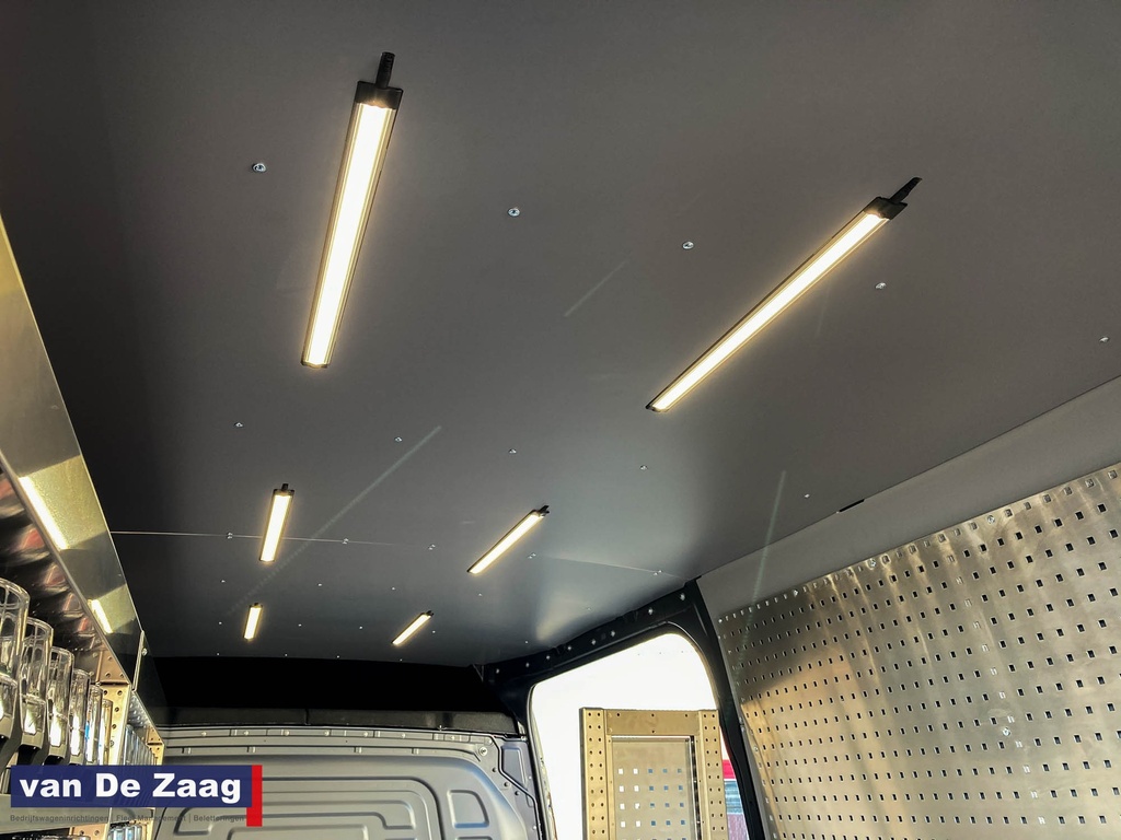 Laadruimte verlichting LED 500mm flatprofiel. Gemonteerd tegen dakspant, geschakeld over de deurvergrendeling.