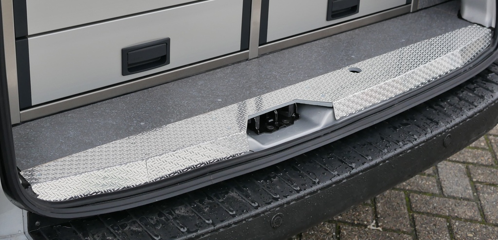 Vloer 9mm berken antislip, rondom afgekit en voorzien van ingefreesde instapstrip bij schuifdeur (indien aanwezig) en luxe instap aan achterzijde. (S03).