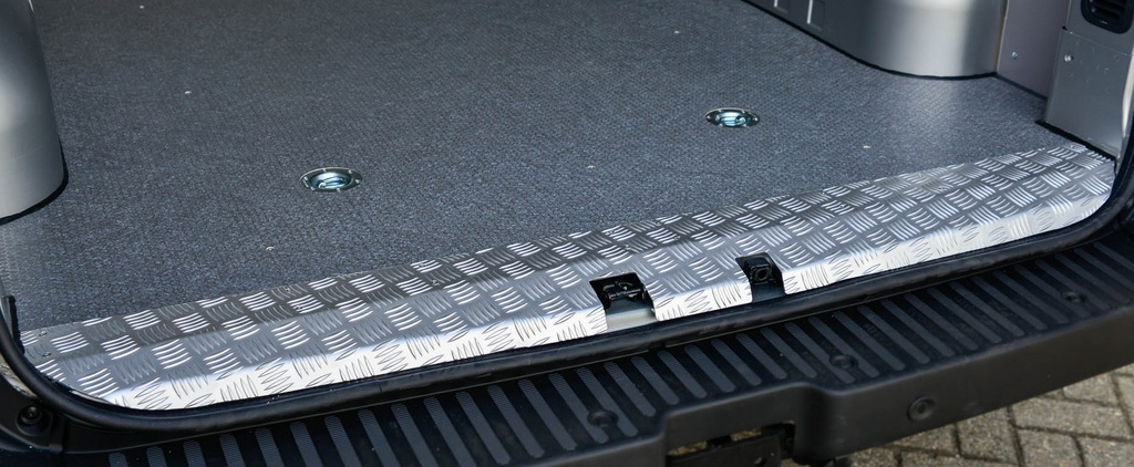 Vloer 9mm berken antislip, rondom afgekit en voorzien van ingefreesde instapstrip bij schuifdeur (indien aanwezig) en luxe instap aan achterzijde. (S07).