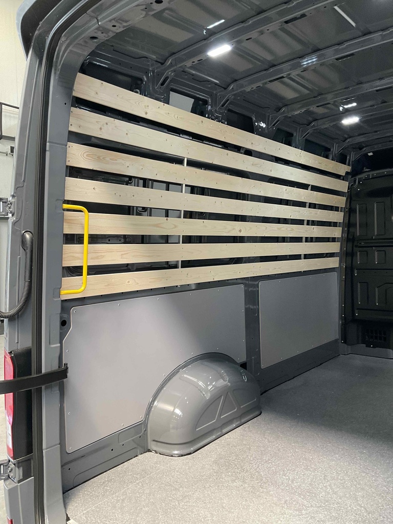 Wanden H2 bovenzijde lat om lat en 6,5 mm betonplex aan onderzijde (incl. deurpanelen).