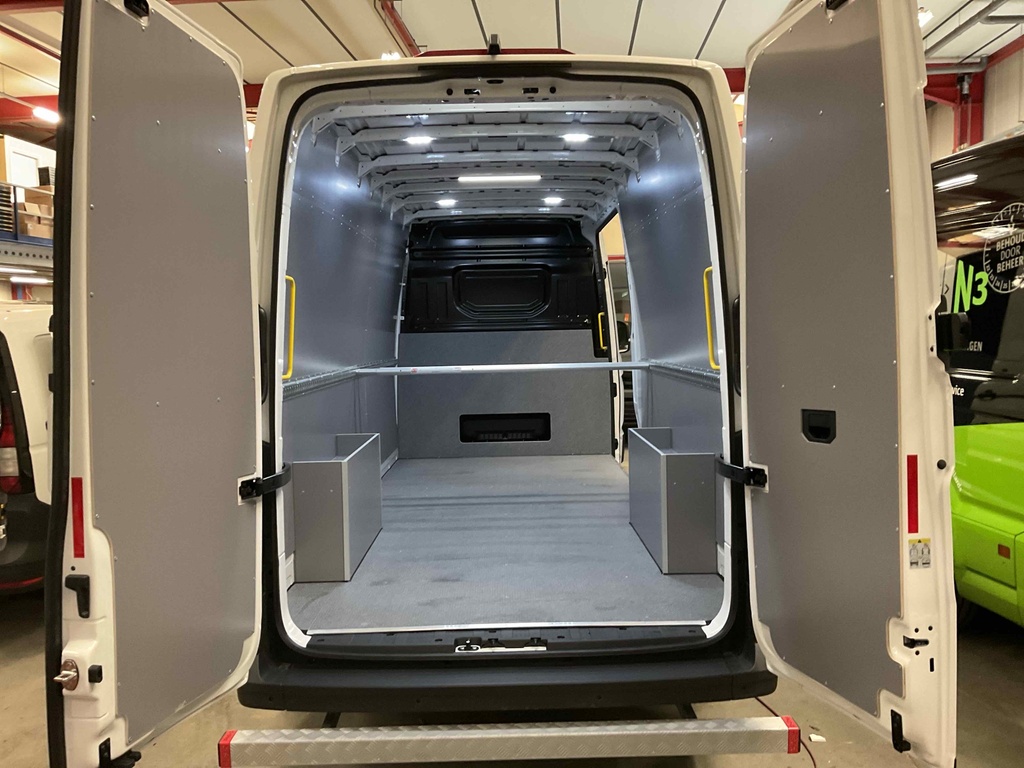 Wielkastbeschermingset met bak uitgevoerd in 15mm lichtgrijs betonplex, op de hoeken afgewerkt met aluminium hoeklijn.